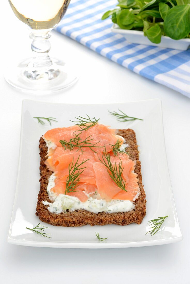 Vollkornbrot mit Frischkäse, Räucherlachs und Dill