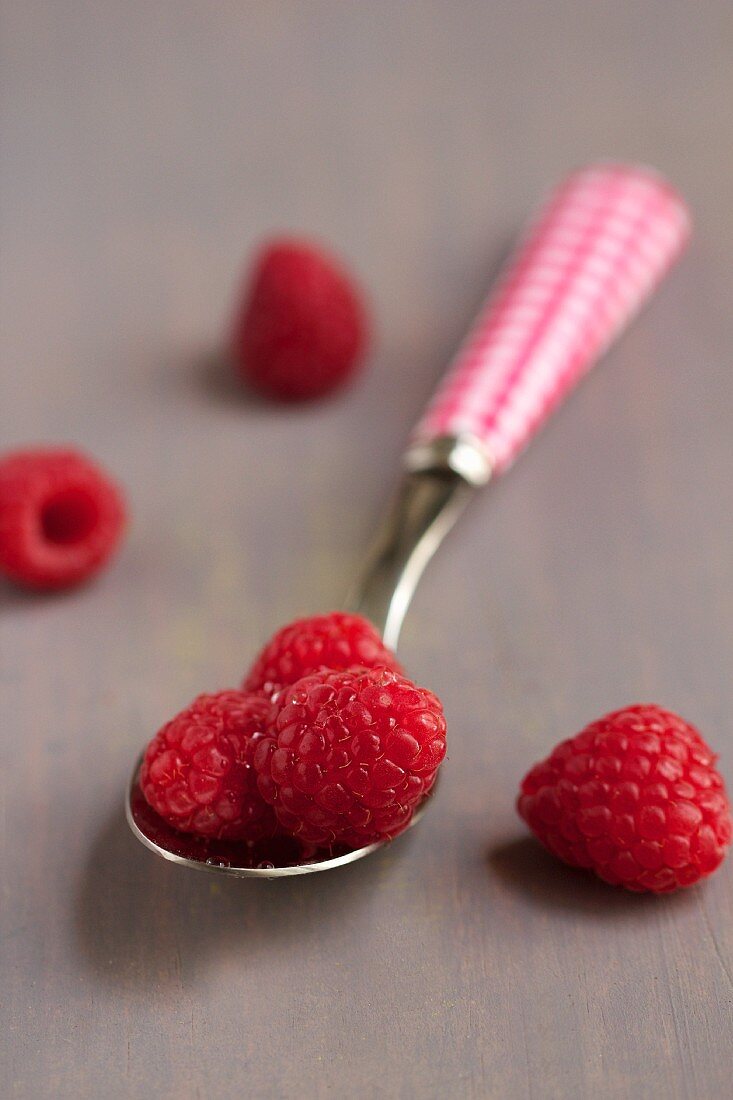 Frische Himbeeren auf einem Löffel