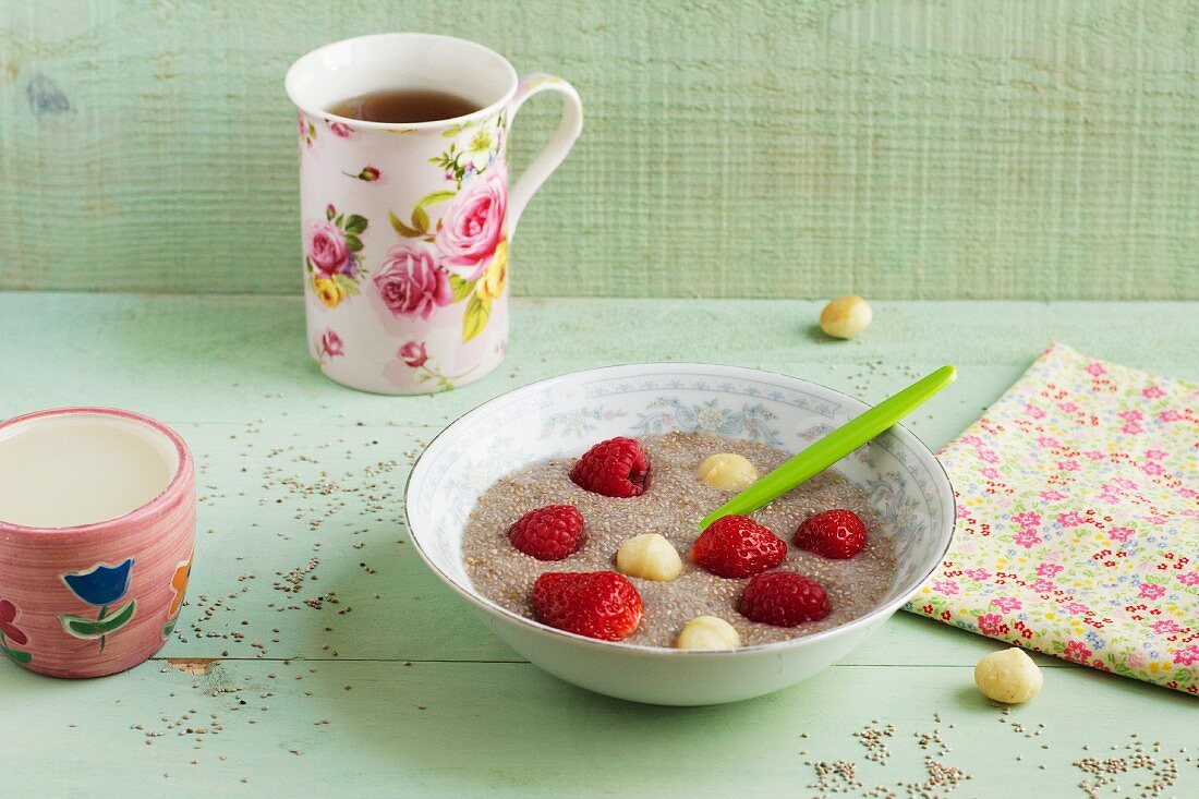 Porridge aus Chiasamen und Macadamianüssen; dazu frische Erdbeeren