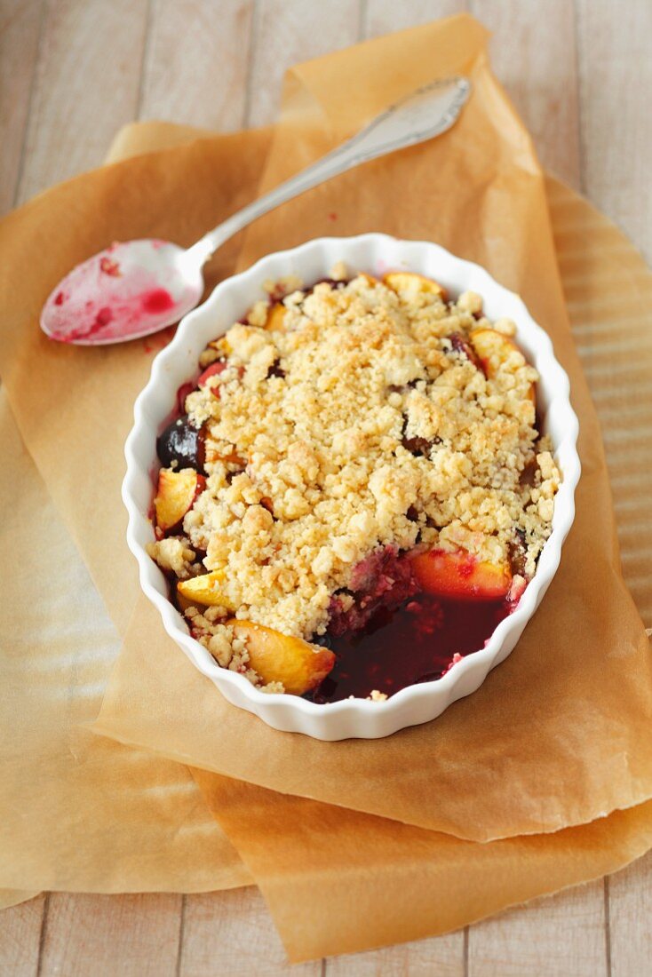 Peach and blueberry crumble