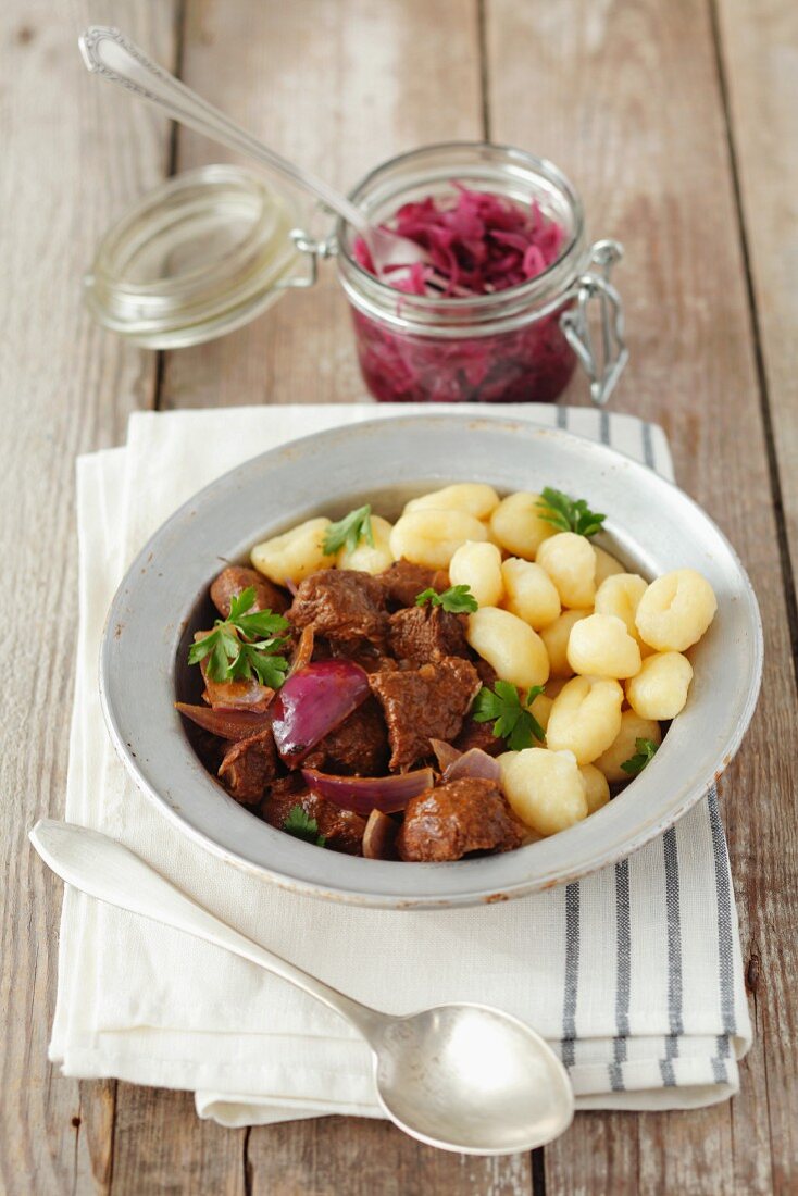 Beef goulash with gnocci and red onions