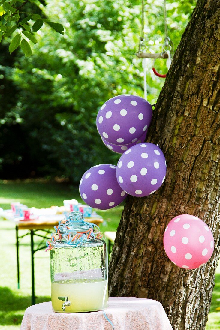 Limonade und Luftballons im Garten