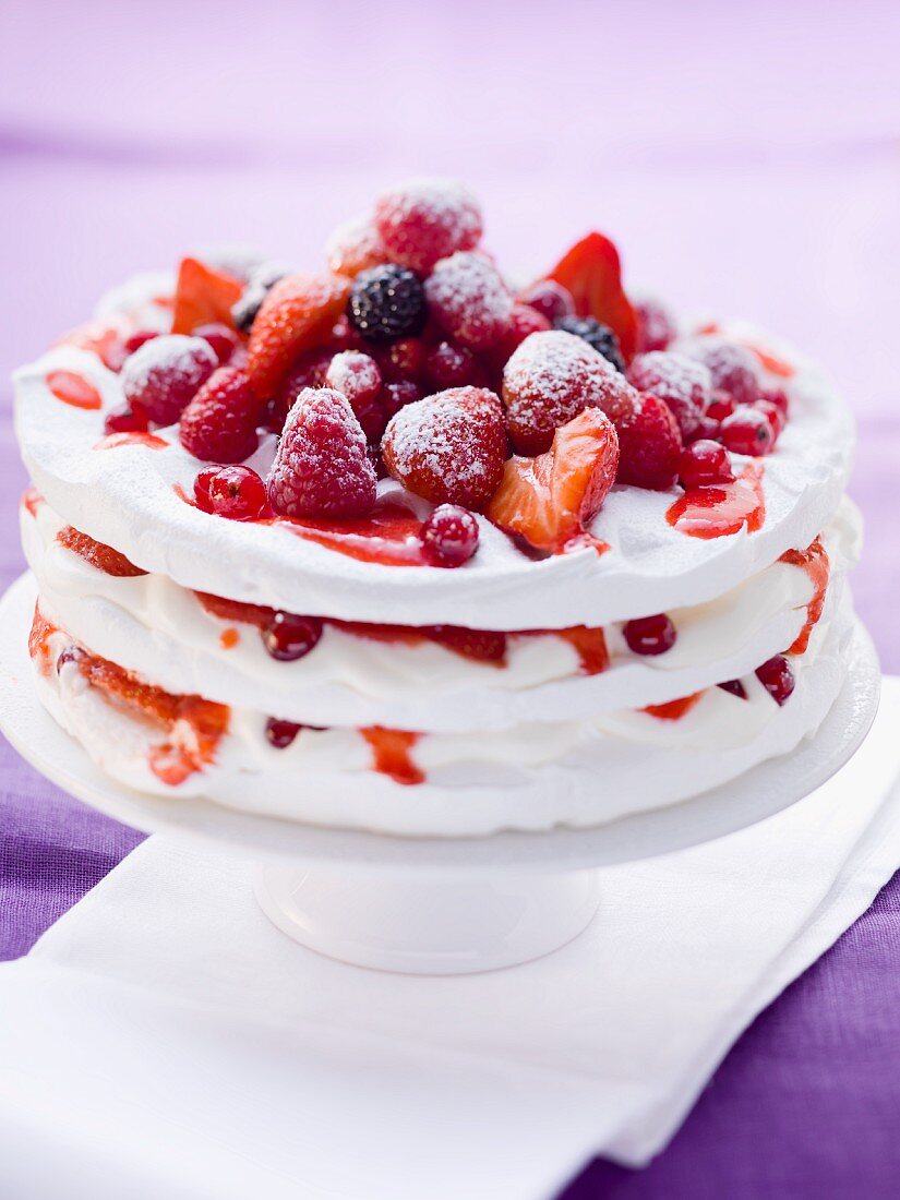 Pavlova mit frischen Beeren auf Tortenständer