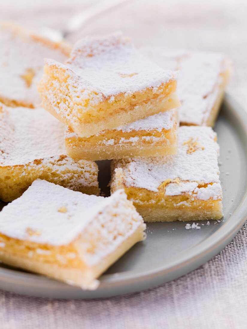 Mehrere Stücke Käsekuchen vom Blech