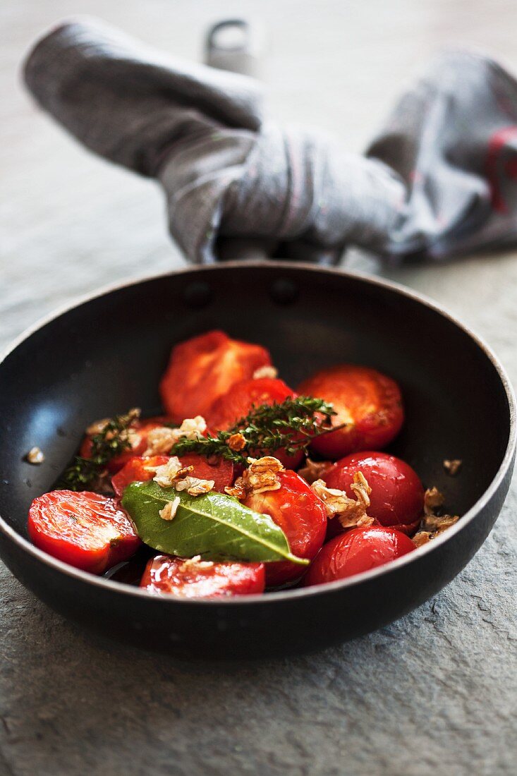 Fried tomatoes with herbs and oats