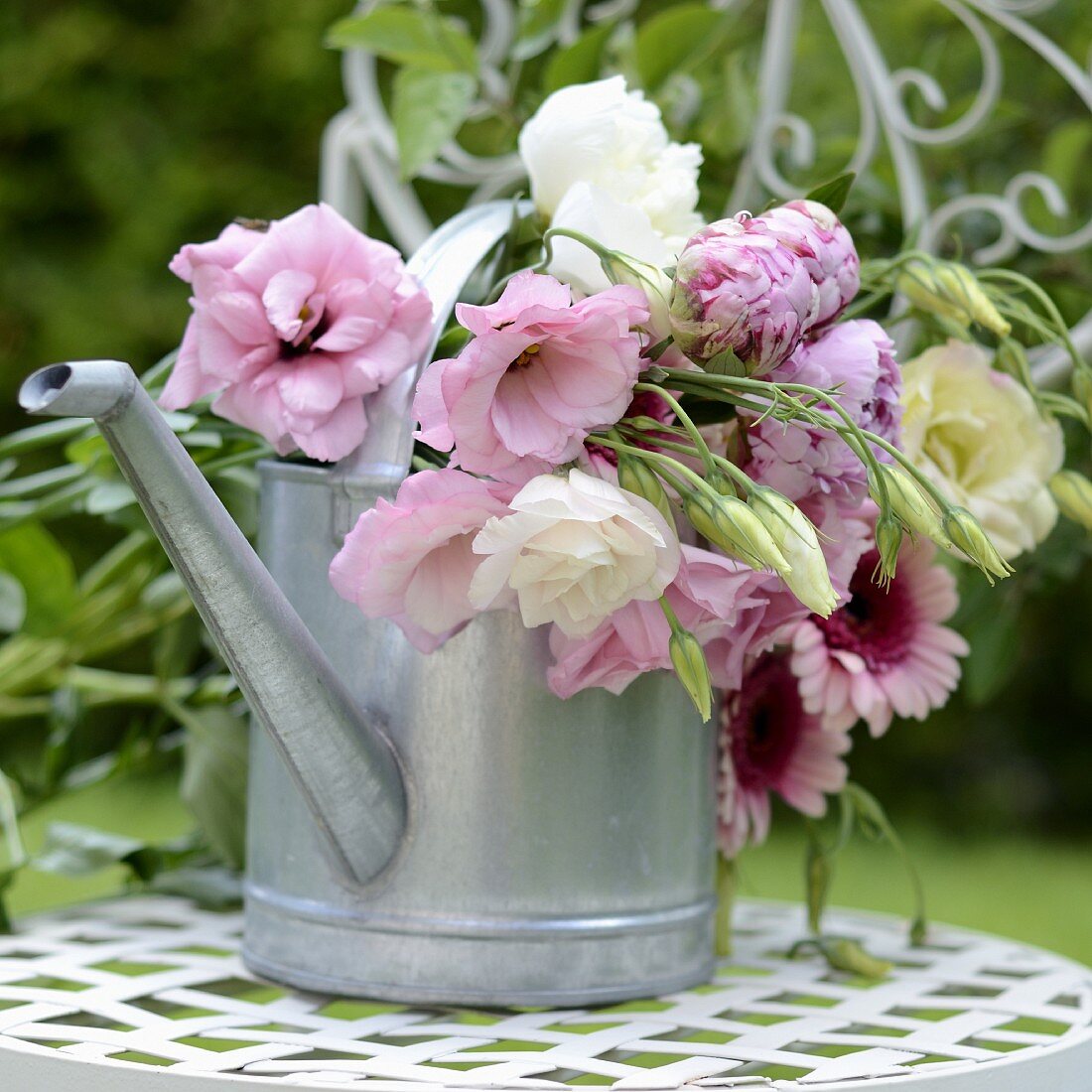 Sommerblumenstrauss in einer Giesskanne