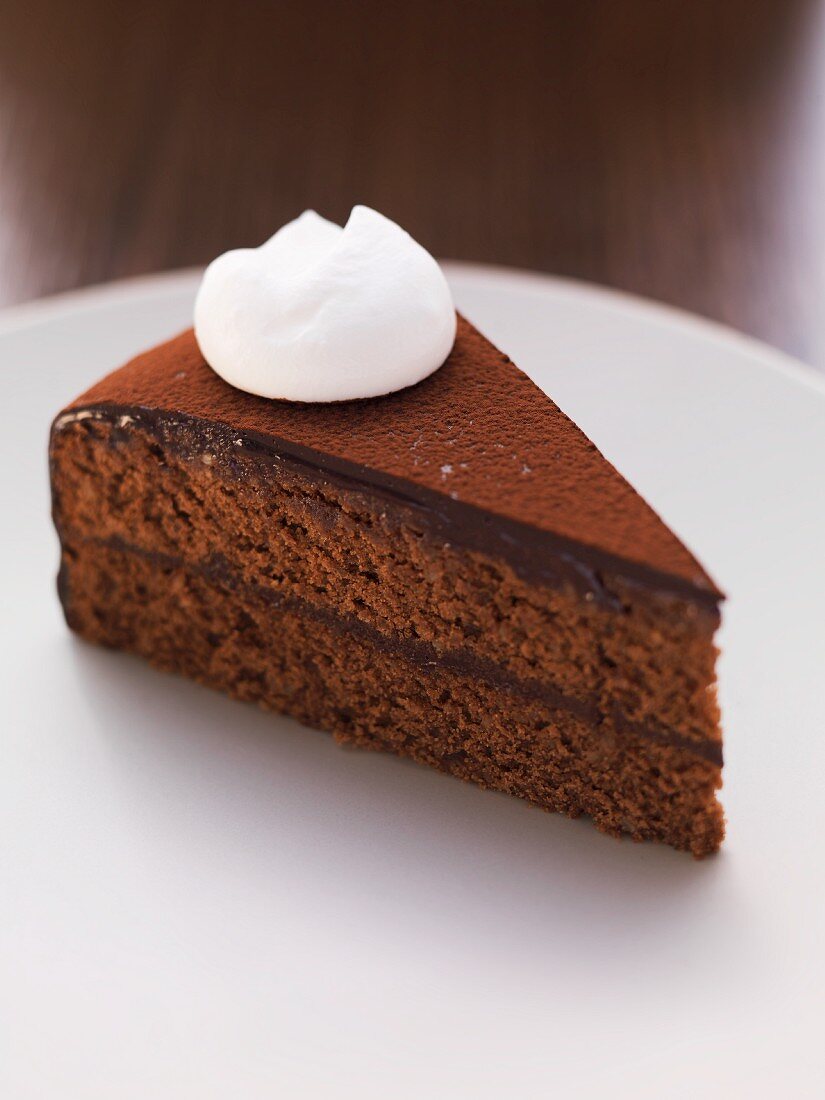 Stück Schokoladenkuchen mit Sahnetuff