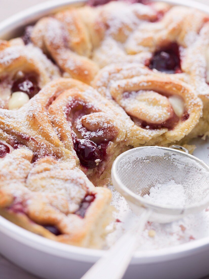 Zimt-Rosenkuchen mit Kirschen