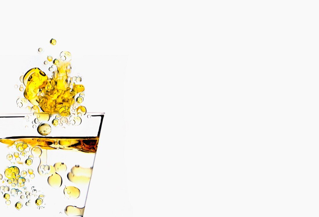 Glas mit Olivenölbläschen