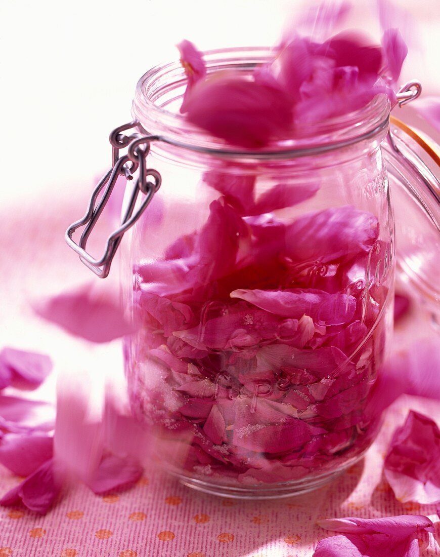 Rosenblüten im Einmachglas
