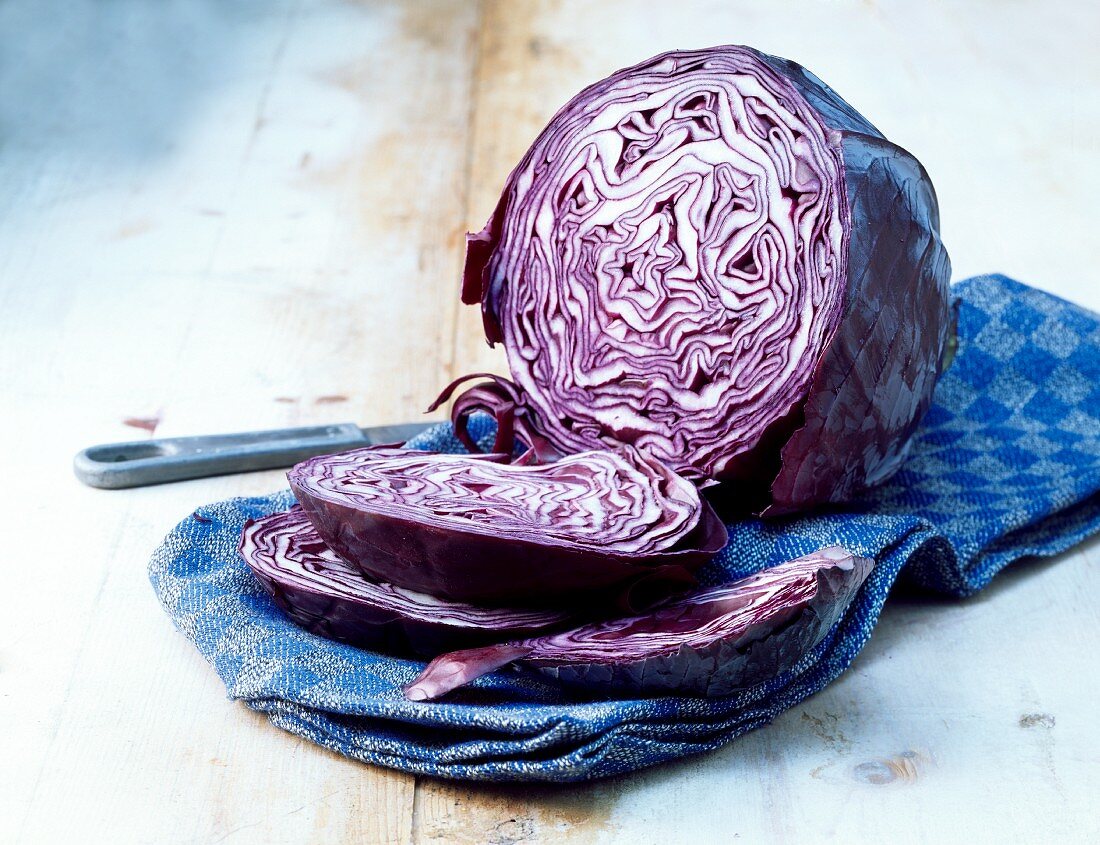 Rotkohl, angeschnitten, auf Geschirrtuch