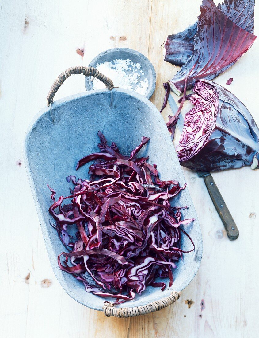 Rotkohl, teilweise geschnitten