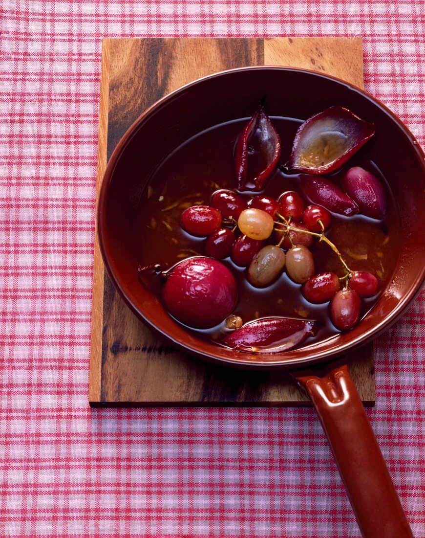 Braised onions with grapes