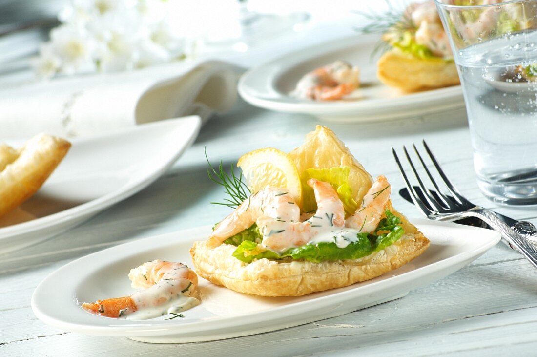 Gambas in Dill-Joghurtsauce auf Blätterteigschiff mit Salatblatt