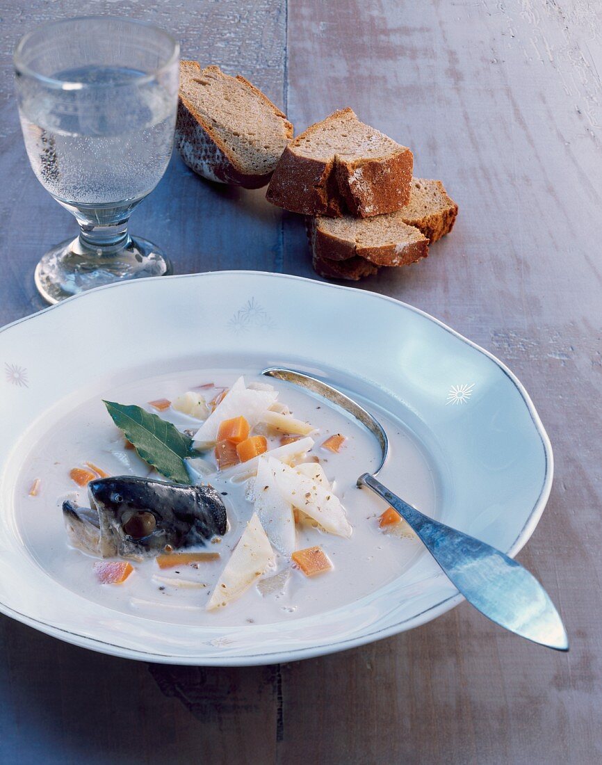 Fischsuppe, Brot und Wasserglas