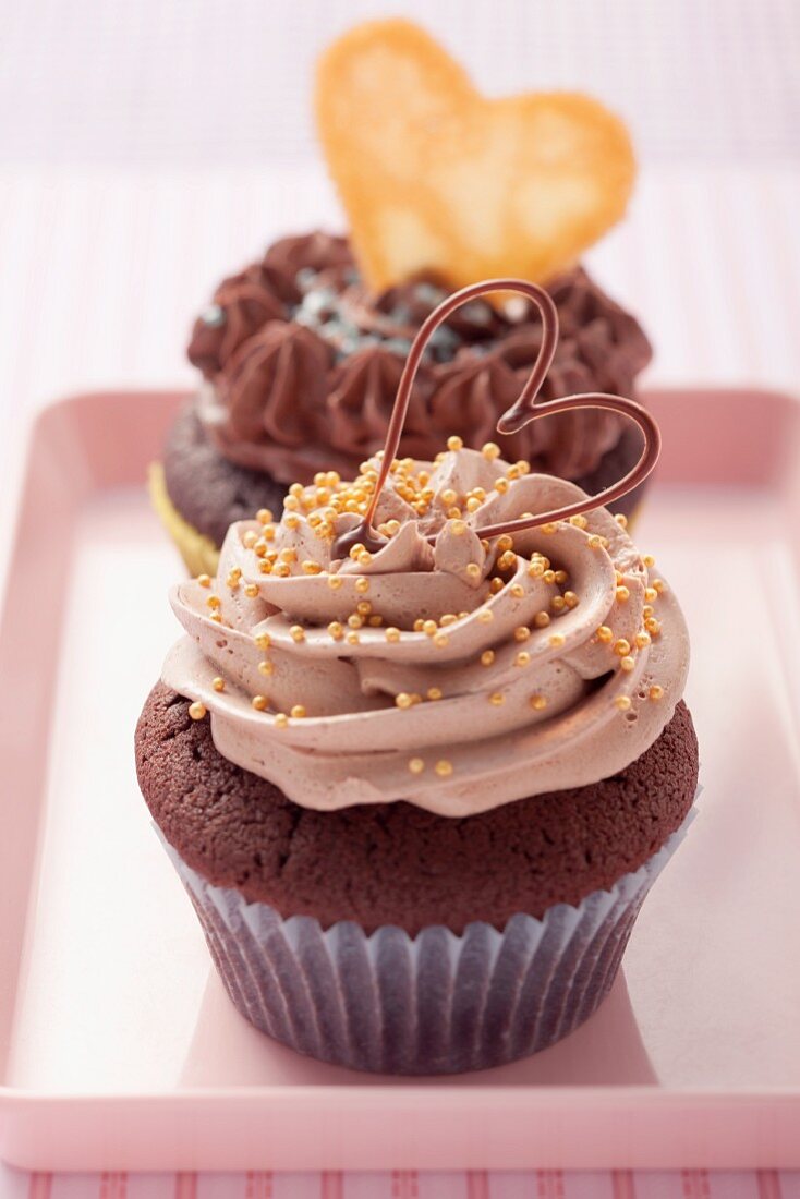 Cupcakes mit Zuckerperlen und Herz-Dekoration
