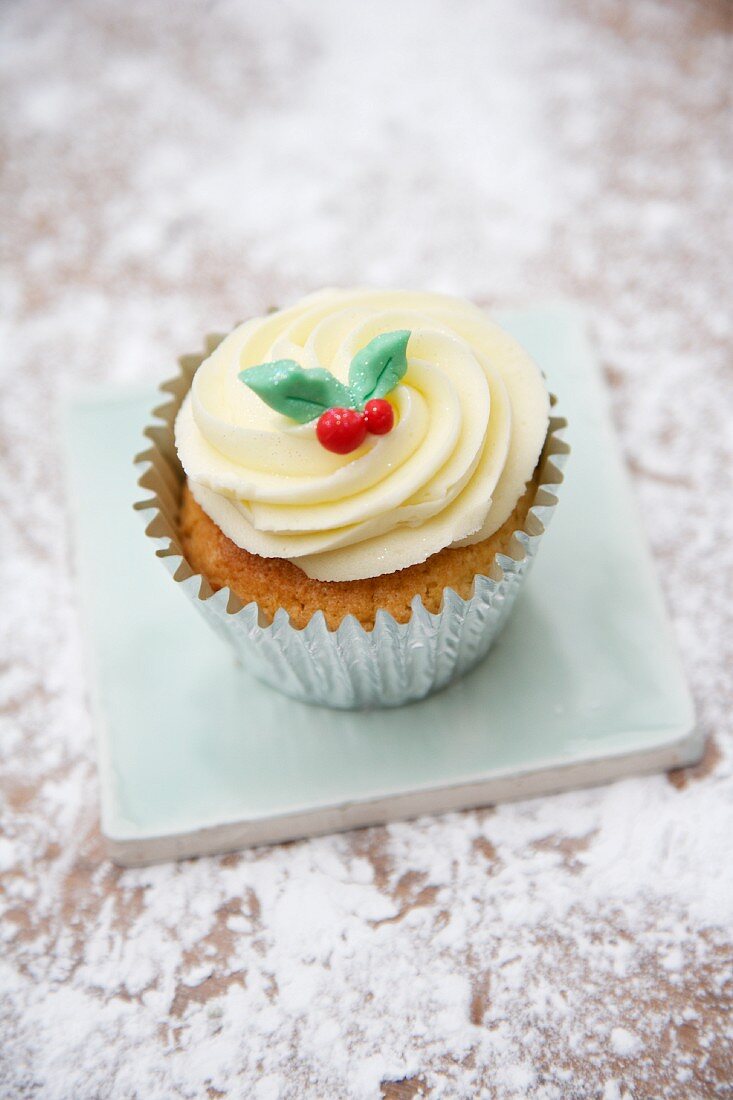 Cupcake mit heller Creme und Marzipanblättern