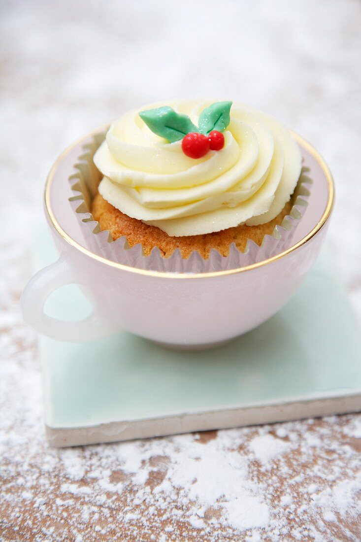 Cupcake mit heller Creme und Marzipanblättern