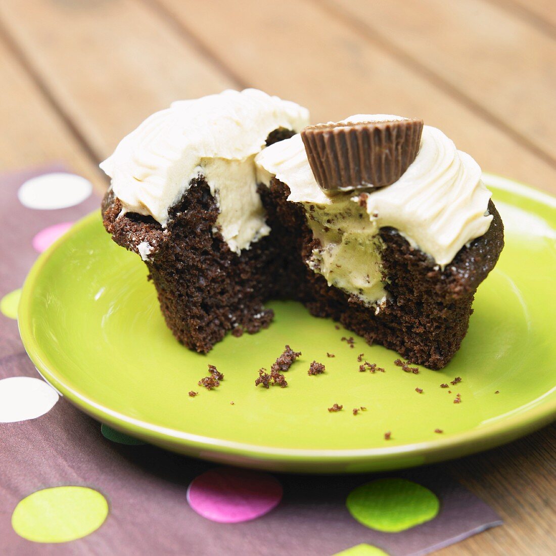Schokoladen-Cupcake mit Erdnussbuttercreme und Erdnussbutterpraline