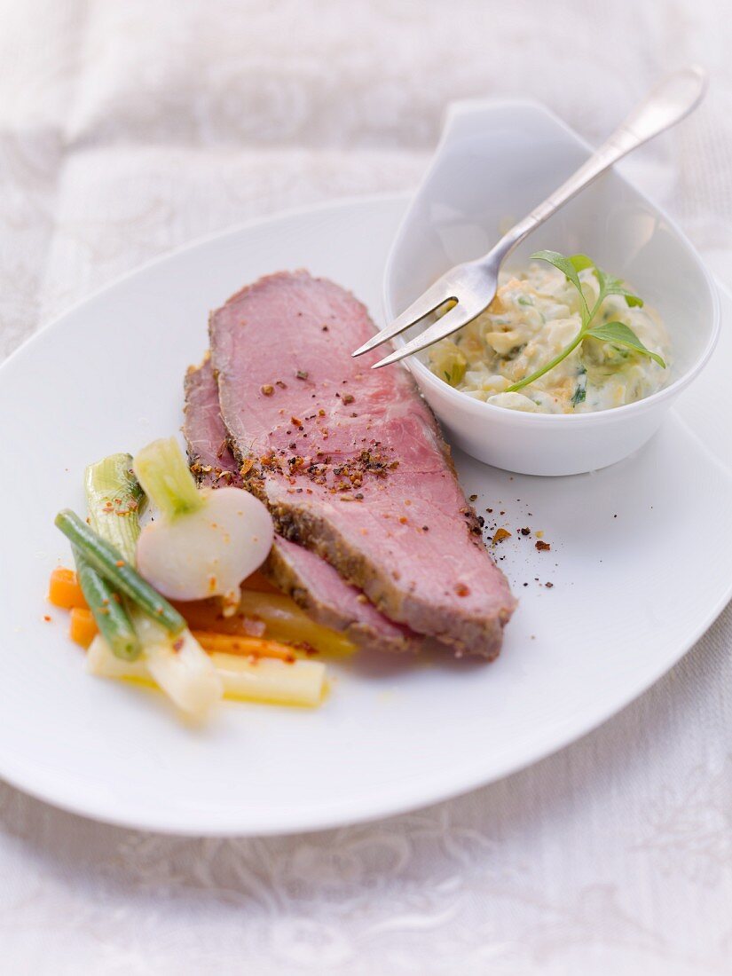 Roastbeef mit Sommergemüse und Remoulade