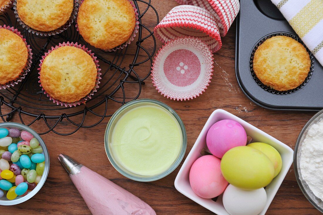 Stillleben mit Muffins, Ostereiern, Cupcake Zutaten