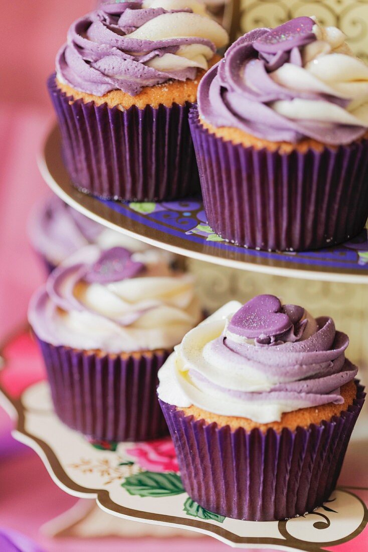 Cupcakes mit Vanille-Blaubeer-Creme auf einer Etagere