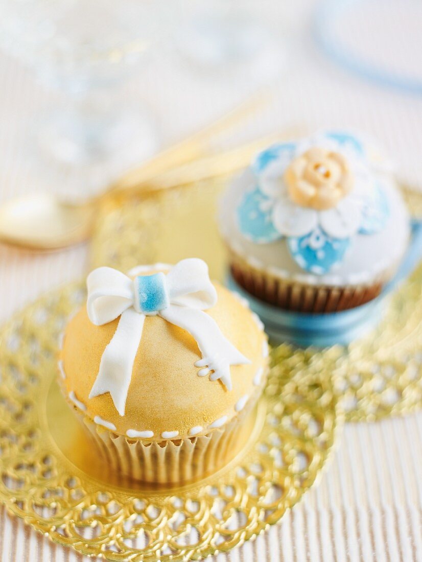 Cupcakes mit gelbem und mit blauem Fondant