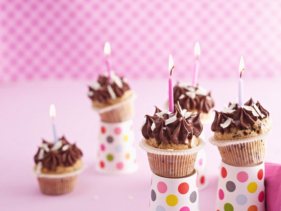 Schokoladen-Cupcakes mit Kerzen