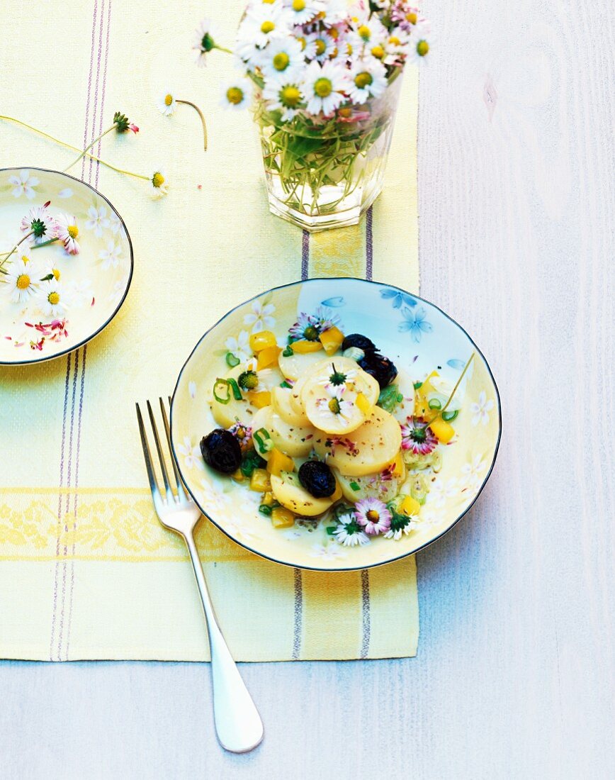 Kartoffelsalat mit Oliven und Gänseblümchen