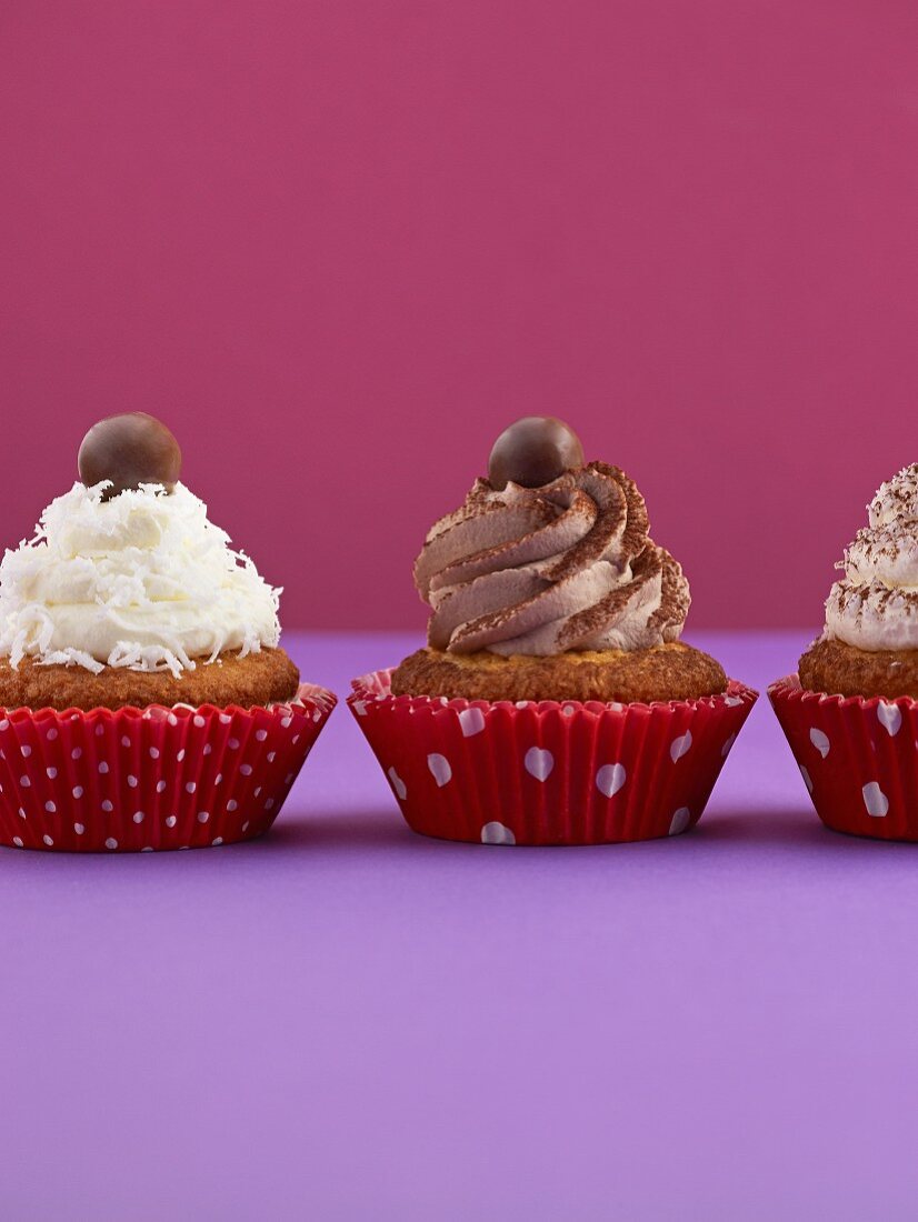 Drei Cupcakes mit verschiedenem Topping