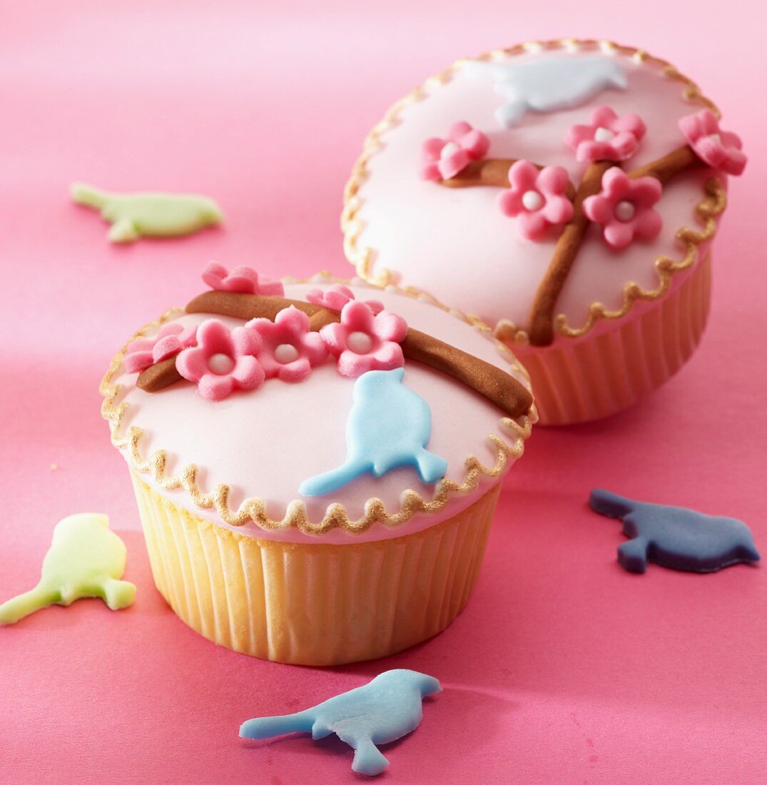 Cupcakes mit frühlingshafter Dekoration