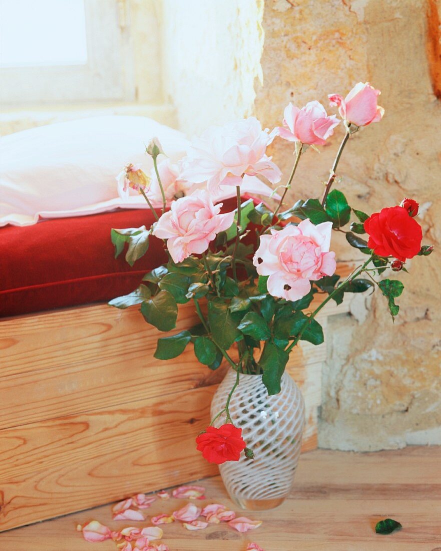 Rosen in Blumenvase vor Fensternische im Château Maignaut (Pyrenäen, Frankreich)