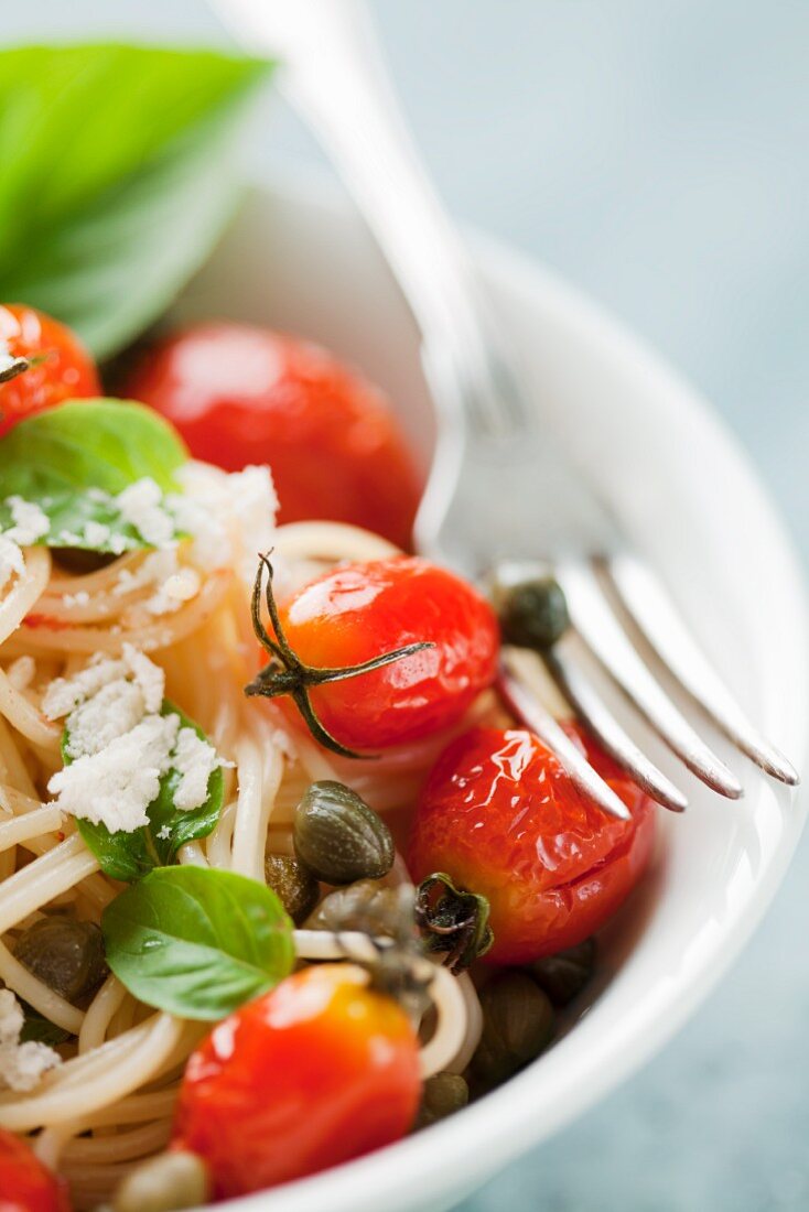 Spaghetti mit gebratenen Kirschtomaten, Kapern, Basilikum und Parmesan