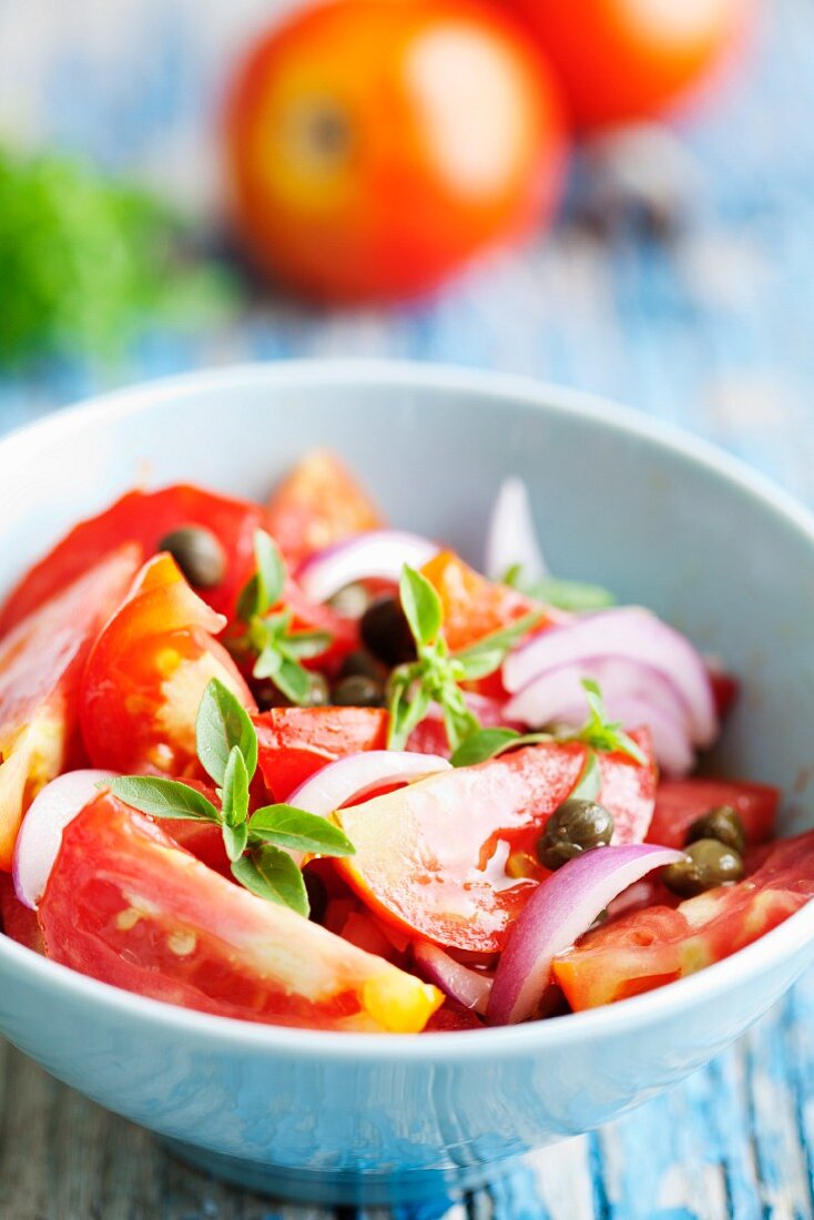 Tomato salad with onions, capers and basil