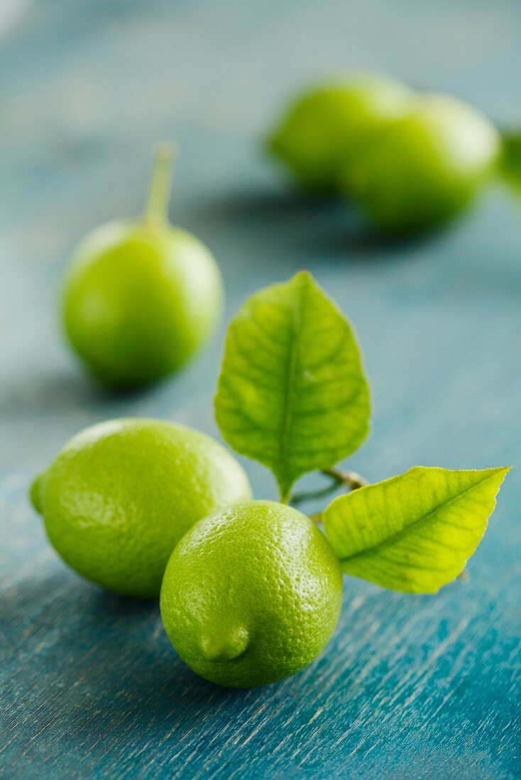 Limetten auf rustikalem Untergrund