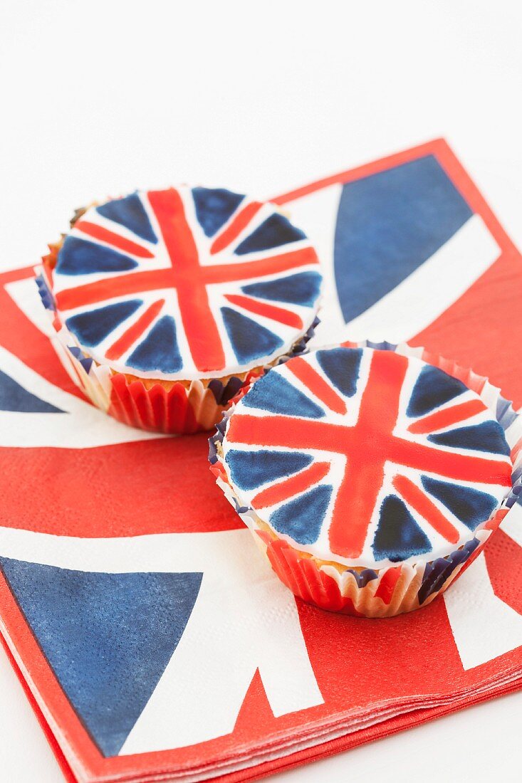 Zwei Union Jack-Cupcakes auf passenden Papierservietten