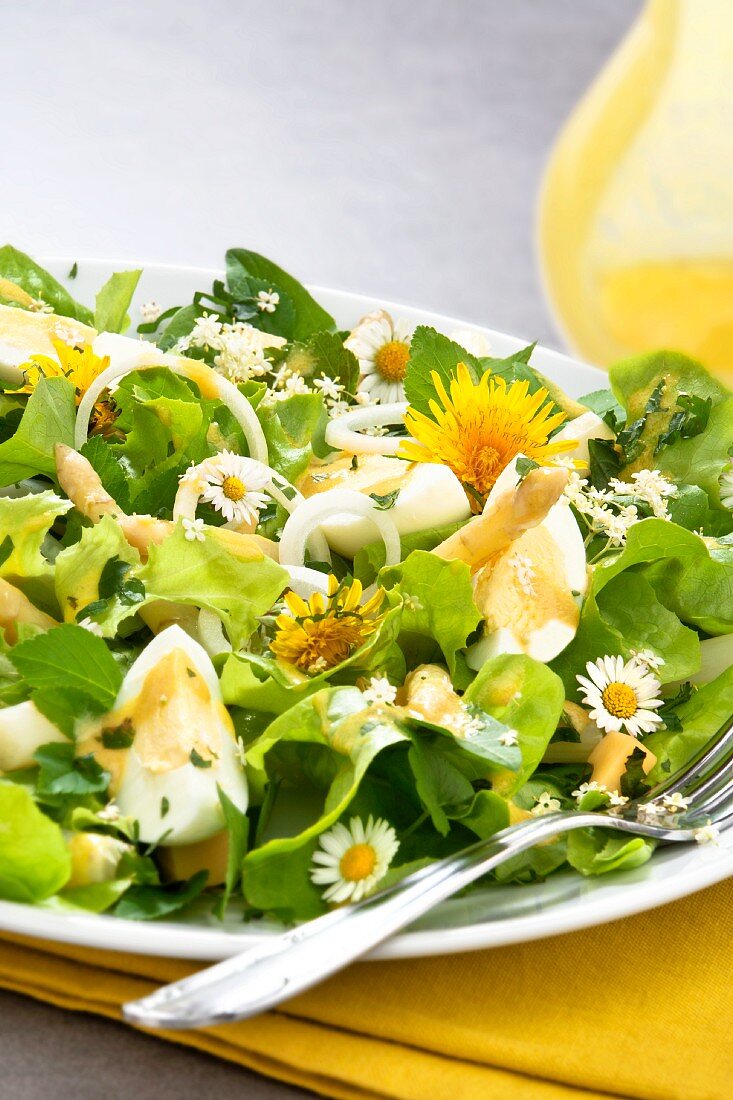 Mixed leaf salad with eggs, asparagus and edible flowers
