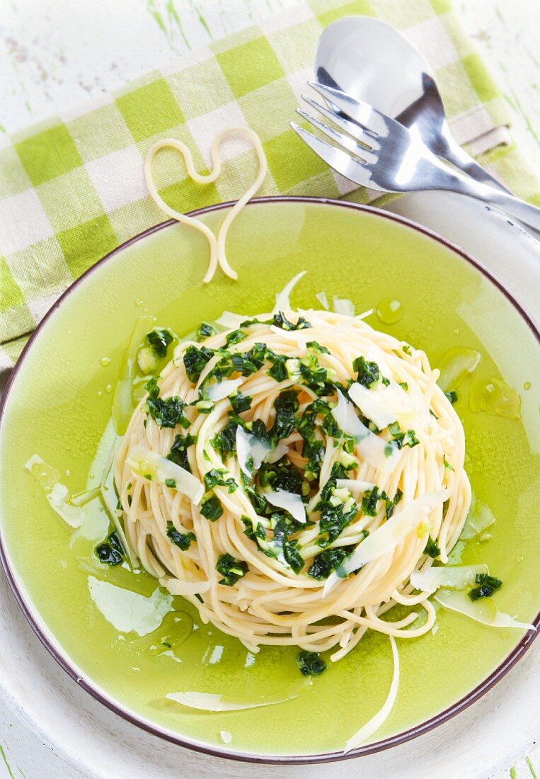 Spaghetti mit Bärlauchpesto (Aufsicht)