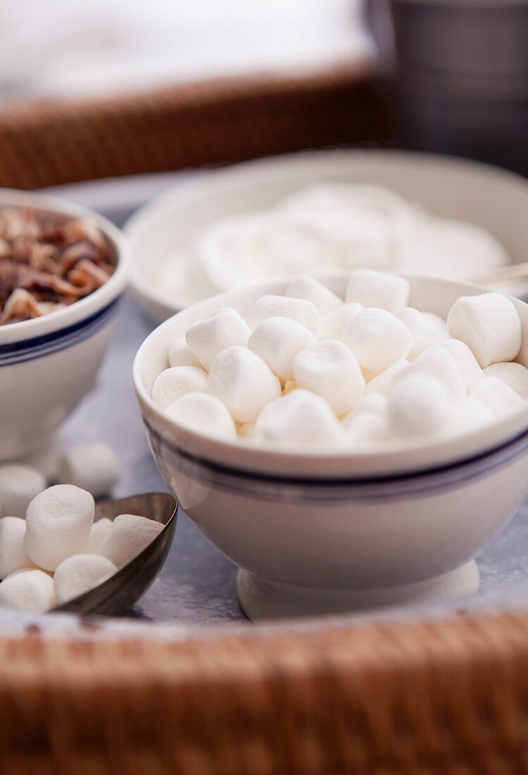 Schale mit Marshmallows