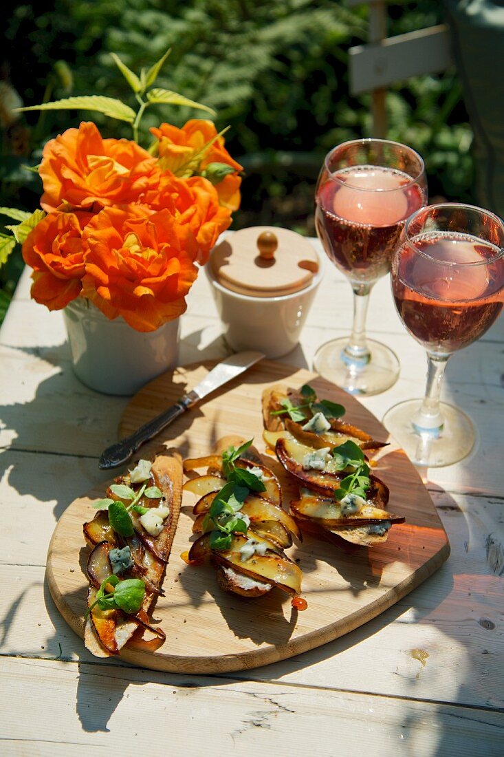 Crostini with pears and blue cheese, with rosé wine