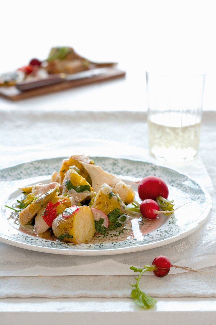 Kartoffelsalat mit Radieschen, Artischocken und Petersilie