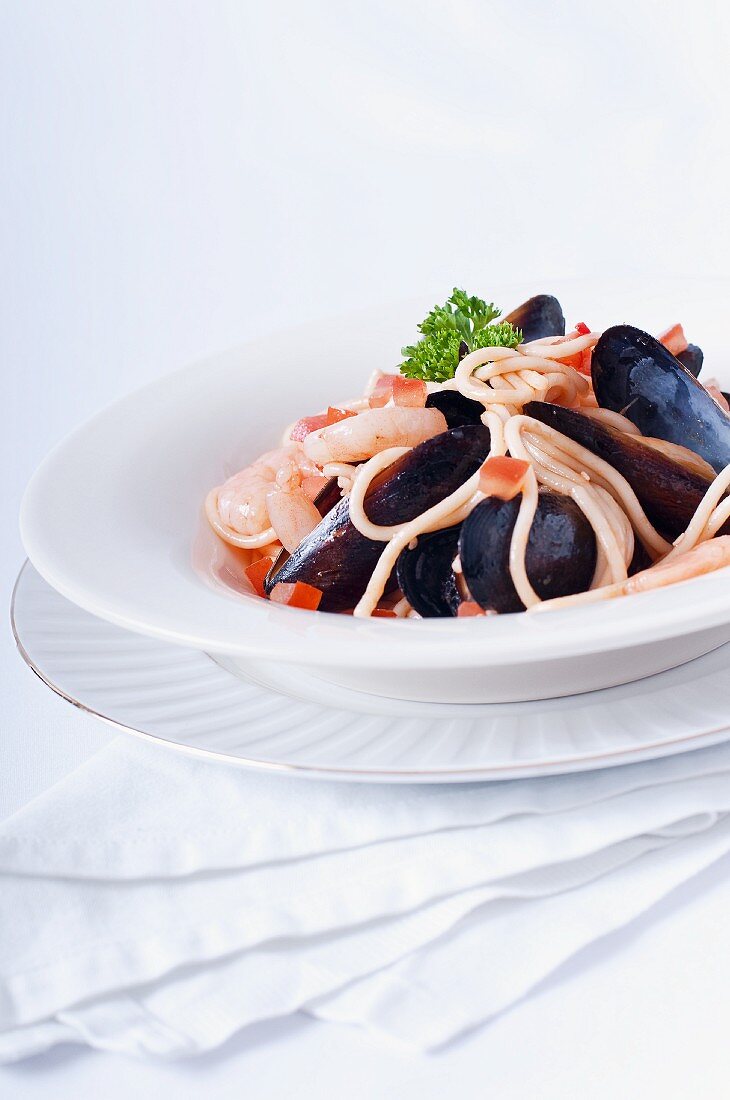 Spaghetti with mussels and tomato sauce