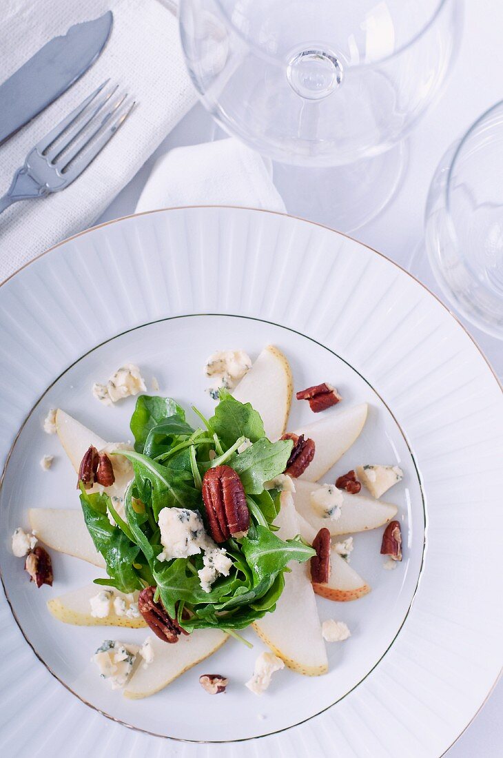 Pear salad with gorgonzola, pecan nuts and rocket
