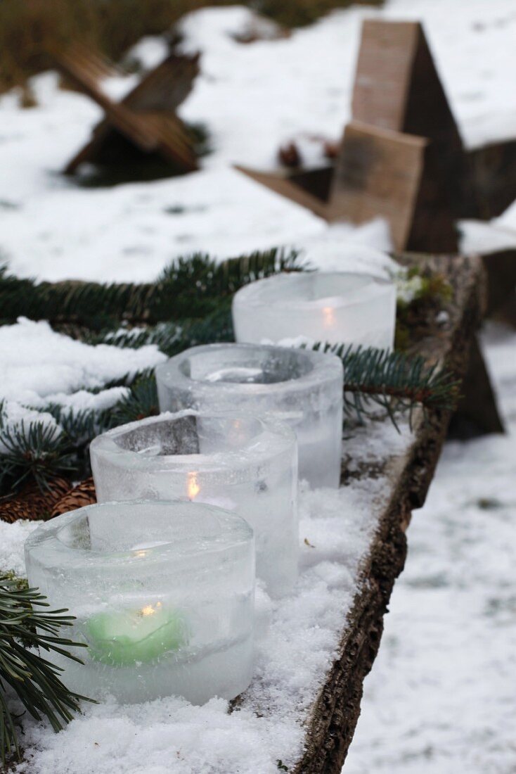 Eislaternen im Schnee