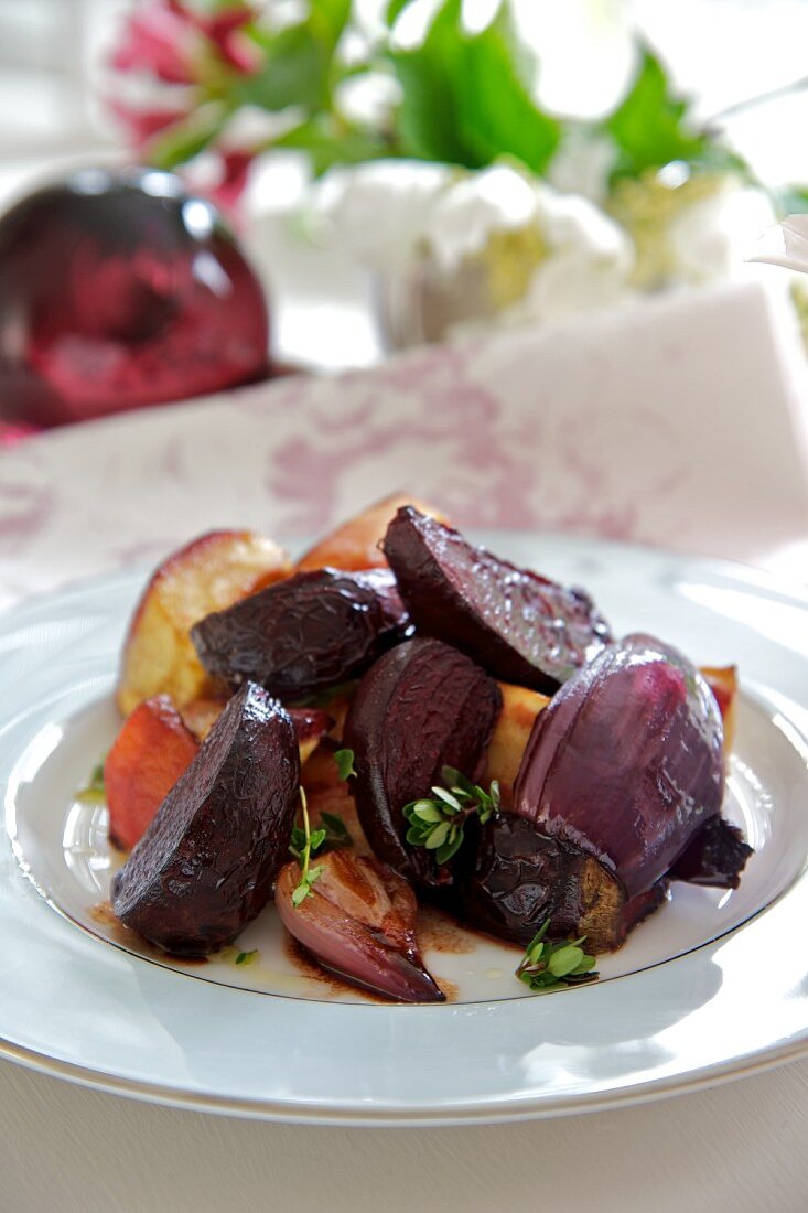 Oven-roasted beetroot with onions