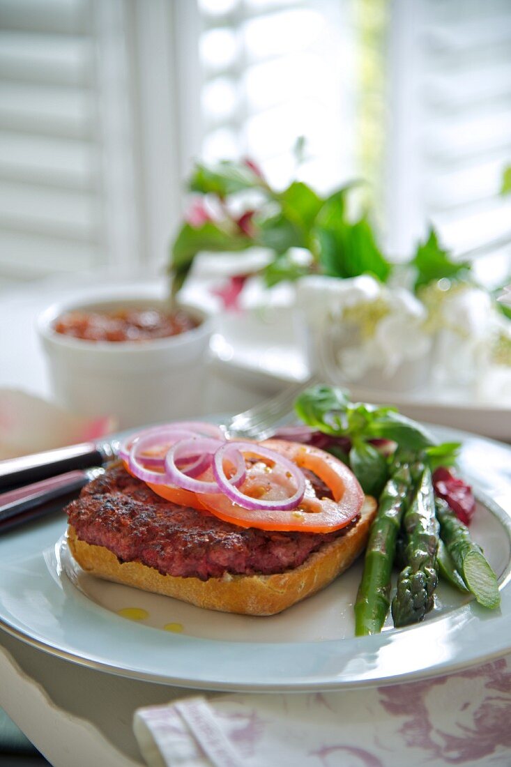 Burger mit Schweinefleisch, Spargel und Roter Bete