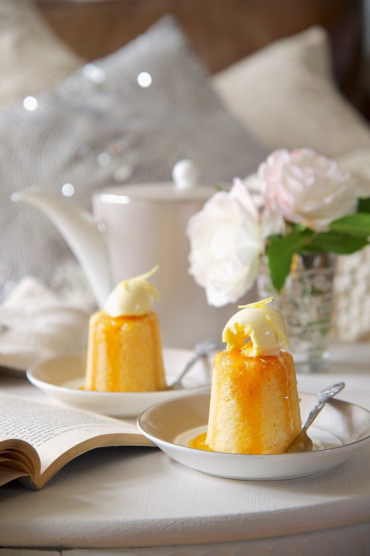 Lemon Sponge Pudding mit Vanilleeis (England)
