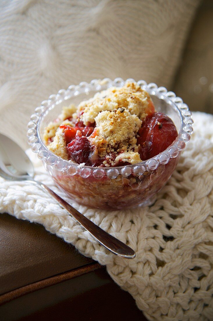 Crumble with plums