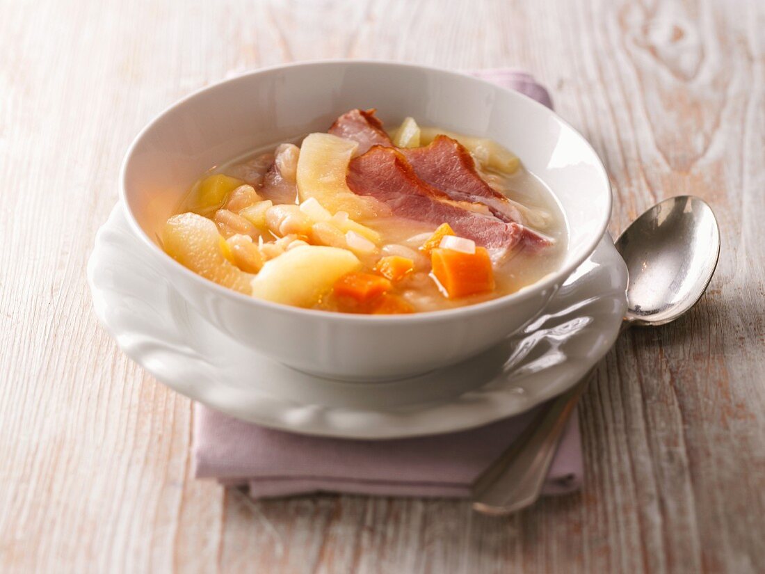 Pluckte Finken (potato soup with beans, apples and bacon)