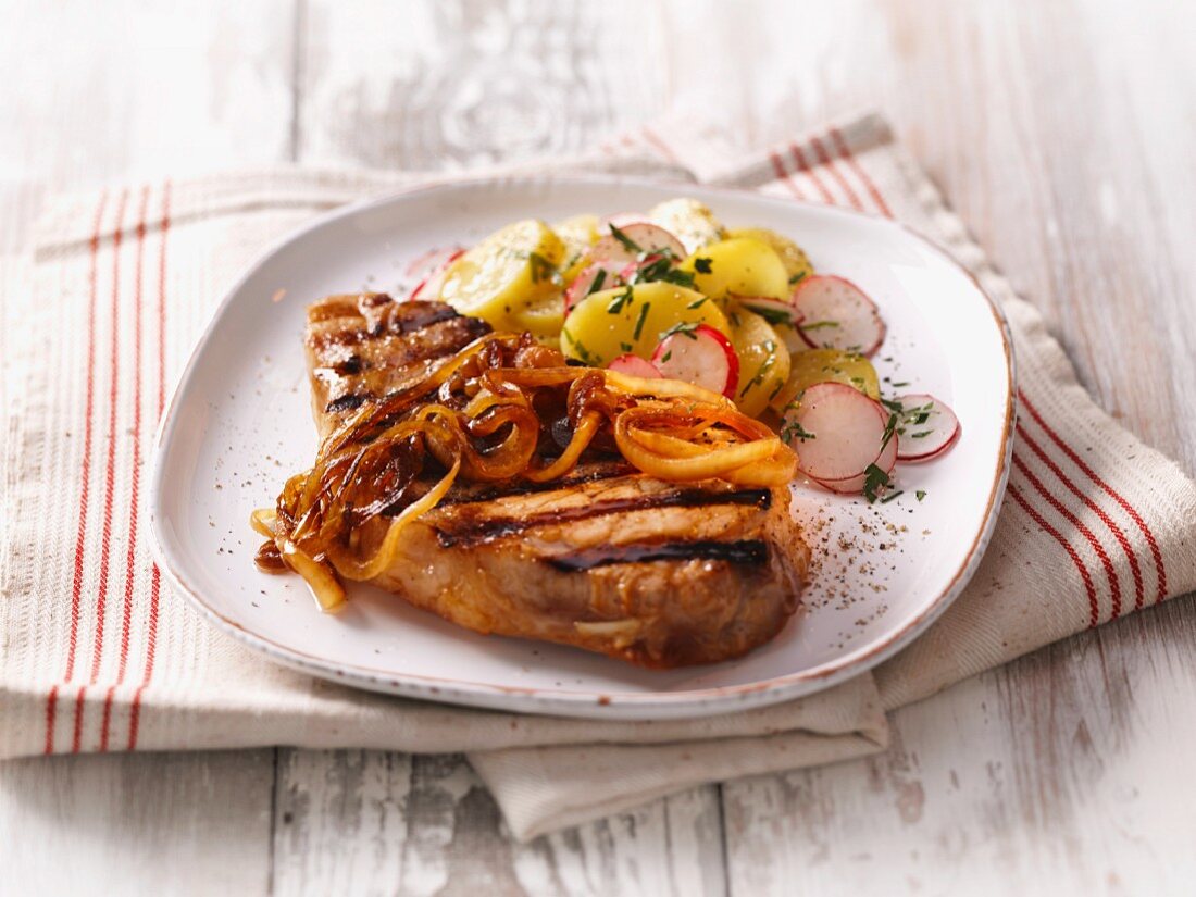 Thüringer Rostbrätl mit Zwiebeln und Kartoffelsalat